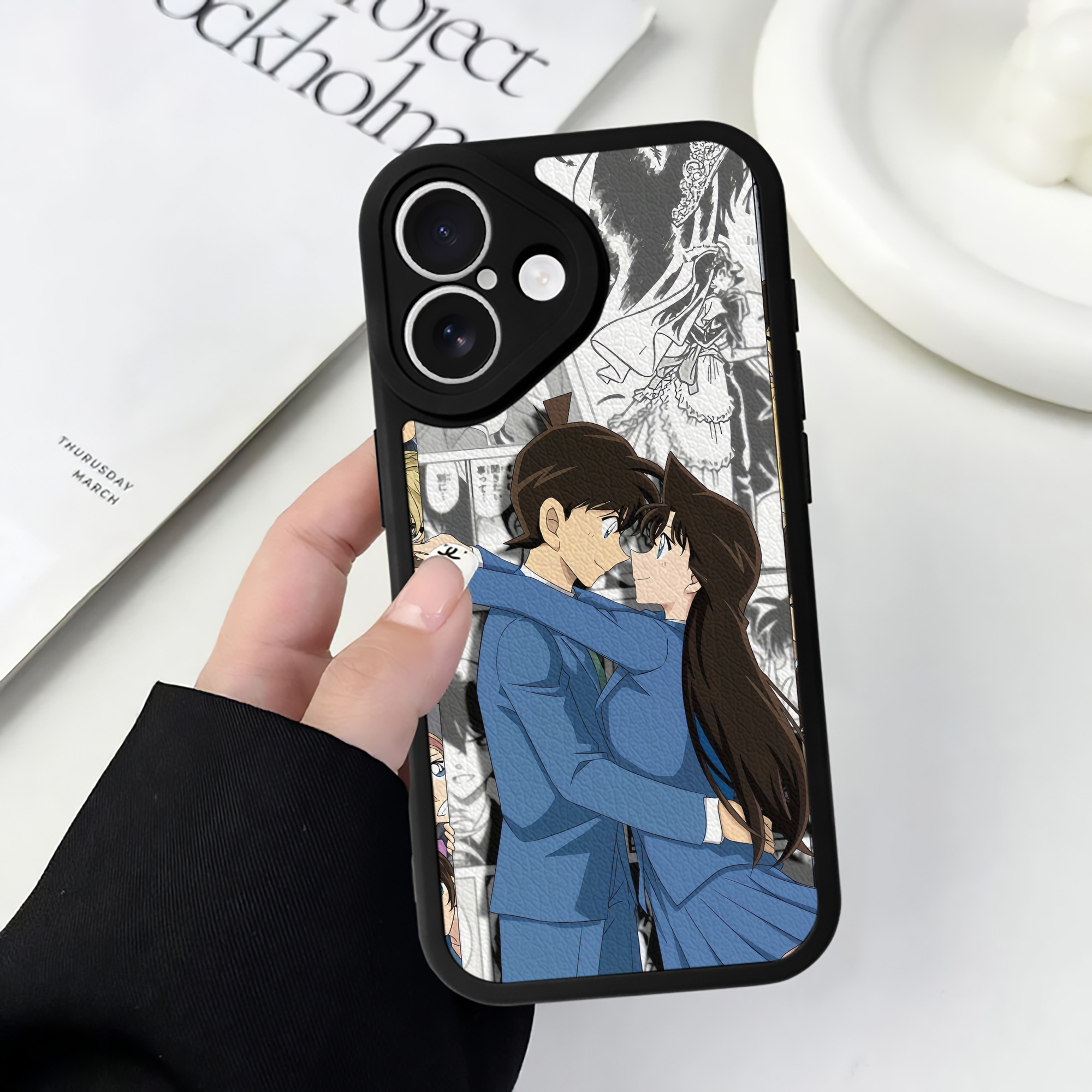 （画像用） 名探偵コナン Detective Conan 【iPhone 16シリーズ対応】シリコンスマホケース（レザー調） 材質：シリコン